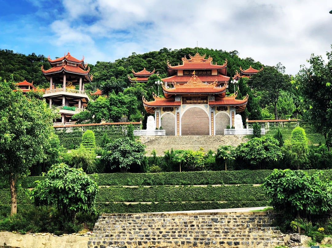 Chùa Cái Bầu – Ngôi chùa đẹp bên vịnh Bái Tử Long - iVIVU.com